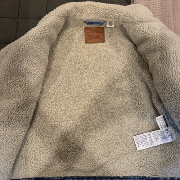 Levi's Light Blue Denim Jacket with Sherpa Lining - Picture 6 of 8